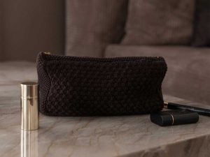 Strikket clutch i farven choclate fra By LOHN