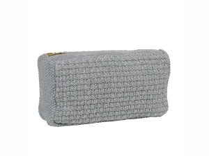 Strikket clutch i farven medium grey melange fra By LOHN
