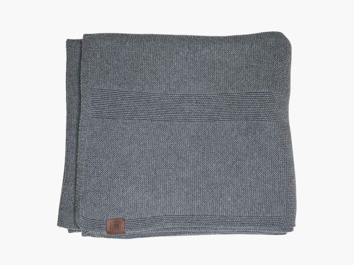 Strikket plaid Basis i dark grey melange 160x140 cm fra By LOHN