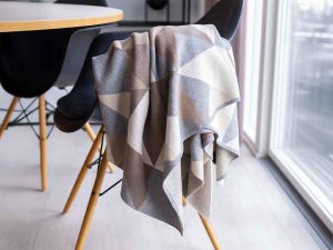 Strikket plais Triangle 160x140 cm fra By LOHN
