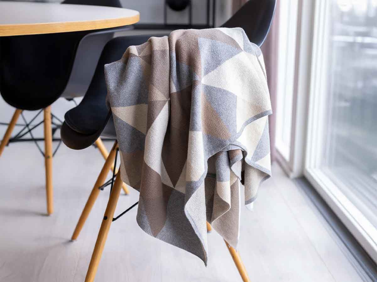 Strikket plais Triangle 160x140 cm fra By LOHN
