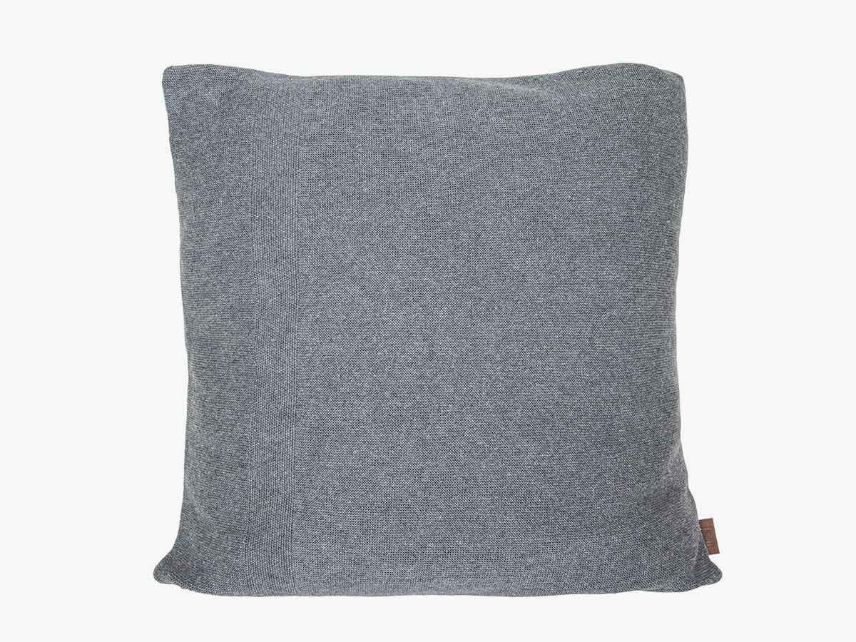 Strikket pude Basis i dark grey melange 50x50 cm fra By LOHN