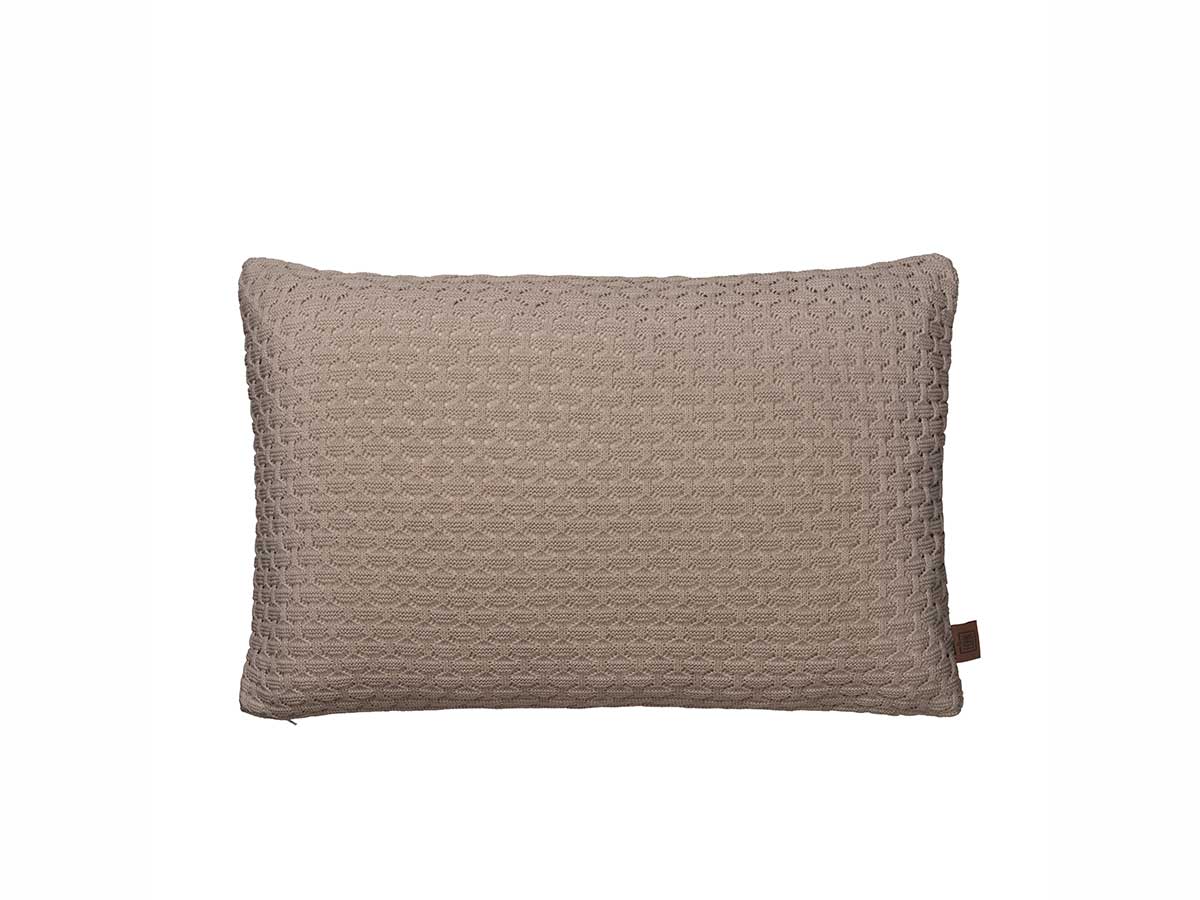 Strikket pude Square i farven khaki 60x40 cm fra By LOHN