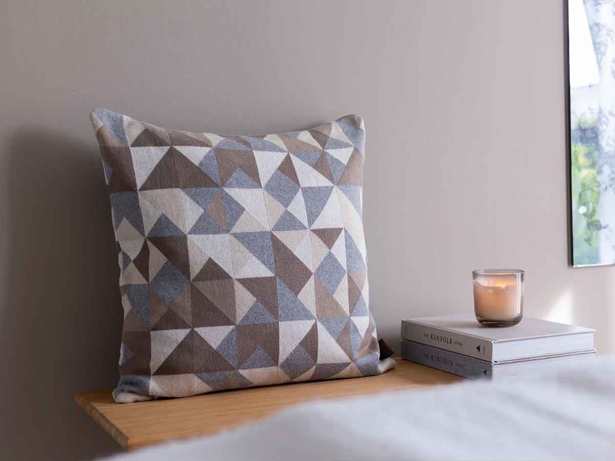 Strikket pude Triangle 50x50 cm By LOHN