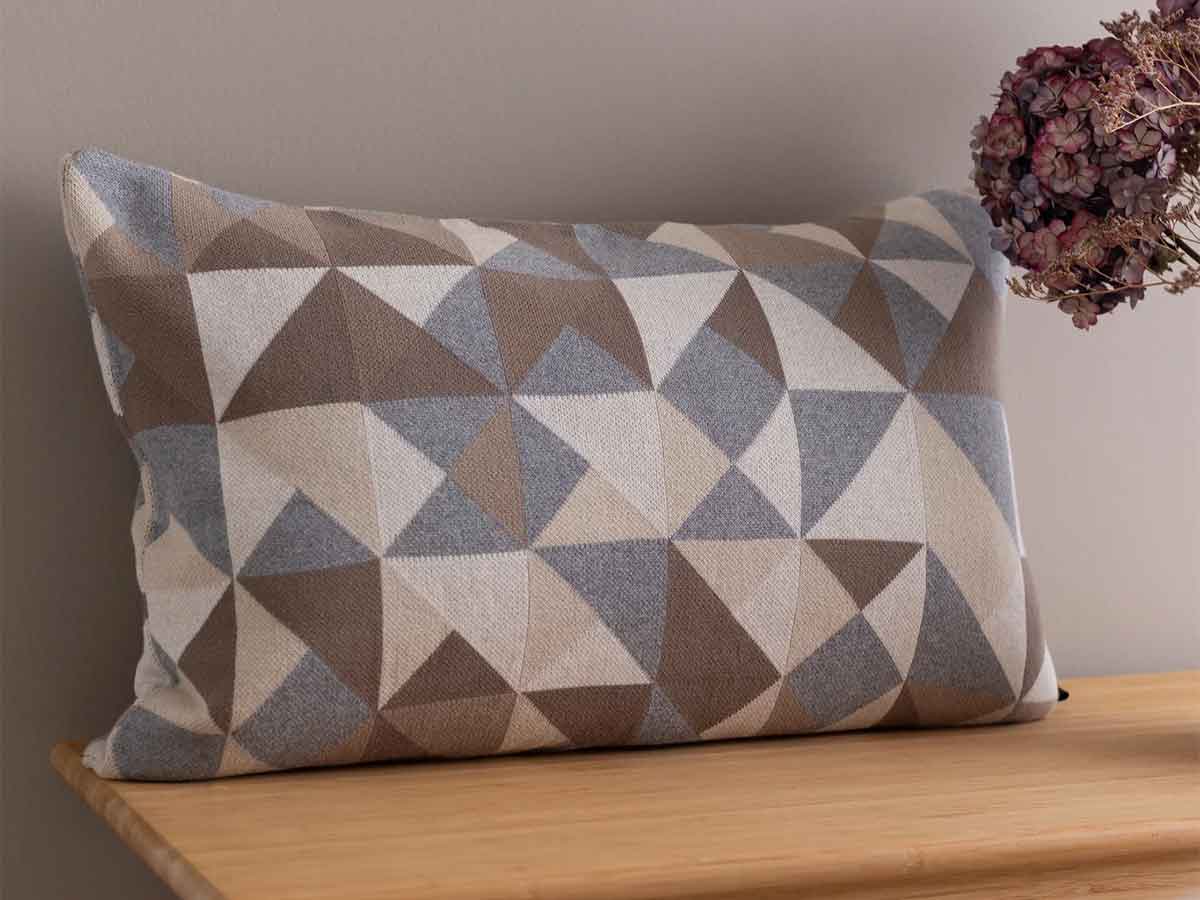 Strikket pude Triangle 60x40 cm By LOHN